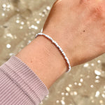 Justerbart armband i sterling silver och howlit kristaller.